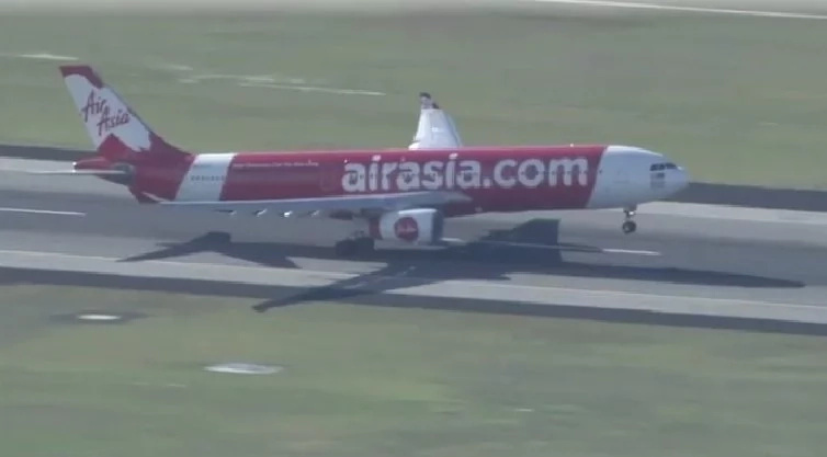 Horror Flight! AirAsia encountered engine failure, pilot told terrified passengers to pray! Horror Flight! AirAsia encountered engine failure, pilot told terrified passengers to pray!