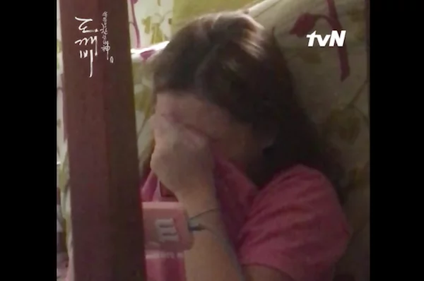 Filipina gets filmed discreetly as she watches Korean drama Filipina gets filmed discreetly as she watches Korean drama
