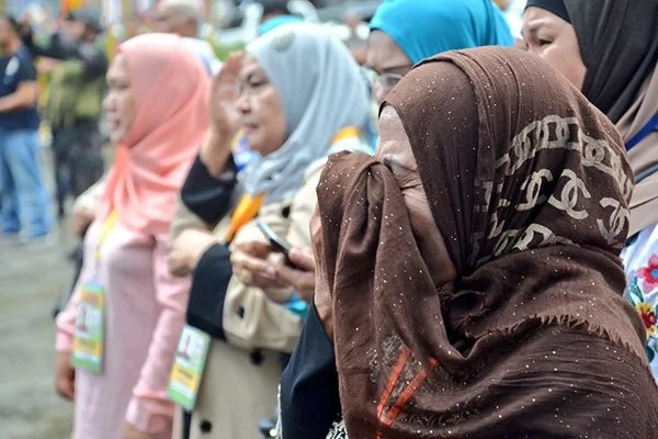 Marawi City Residents Become Emotional as Philippine Flag Is Raised Amidst the Ongoing War During Independence Day Marawi City Residents Become Emotional as Philippine Flag Is Raised Amidst the Ongoing War During Independence Day