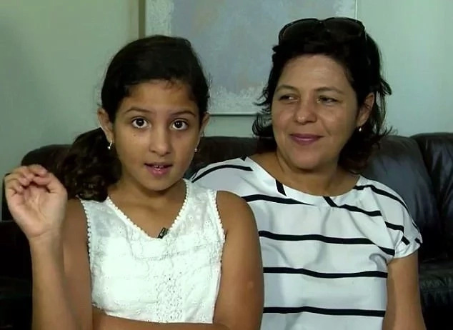 Girl, 10, forced 2.7-meter alligator to release her leg by sticking her fingers up its nostrils Girl, 10, forced 2.7-meter alligator to release her leg by sticking her fingers up its nostrils