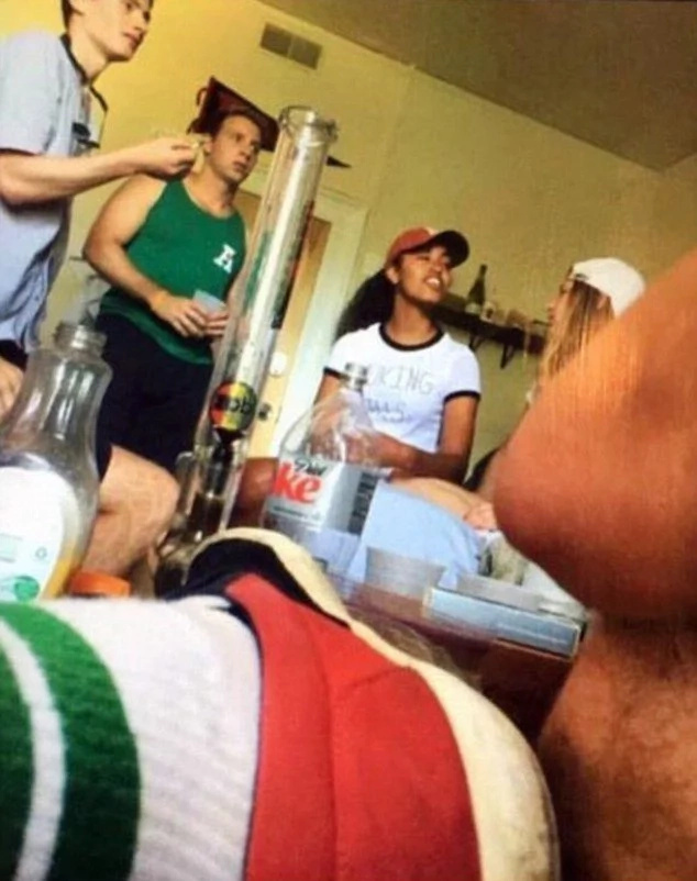 Obama’s daughter now pictured with a huge bong