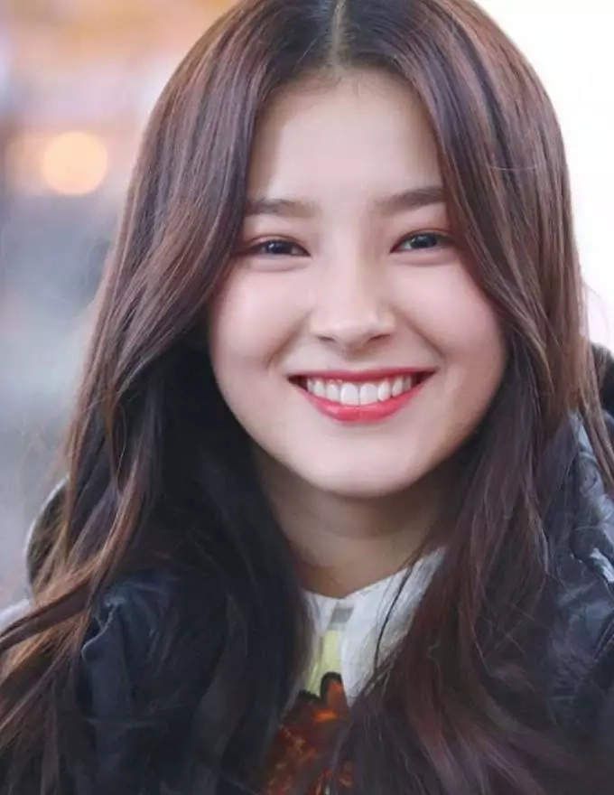 Look! Liza Soberano's K-Pop Idol look-a-like Is as Gorgeous as Her! Look! Liza Soberano's K-Pop Idol look-a-like Is as Gorgeous as Her!