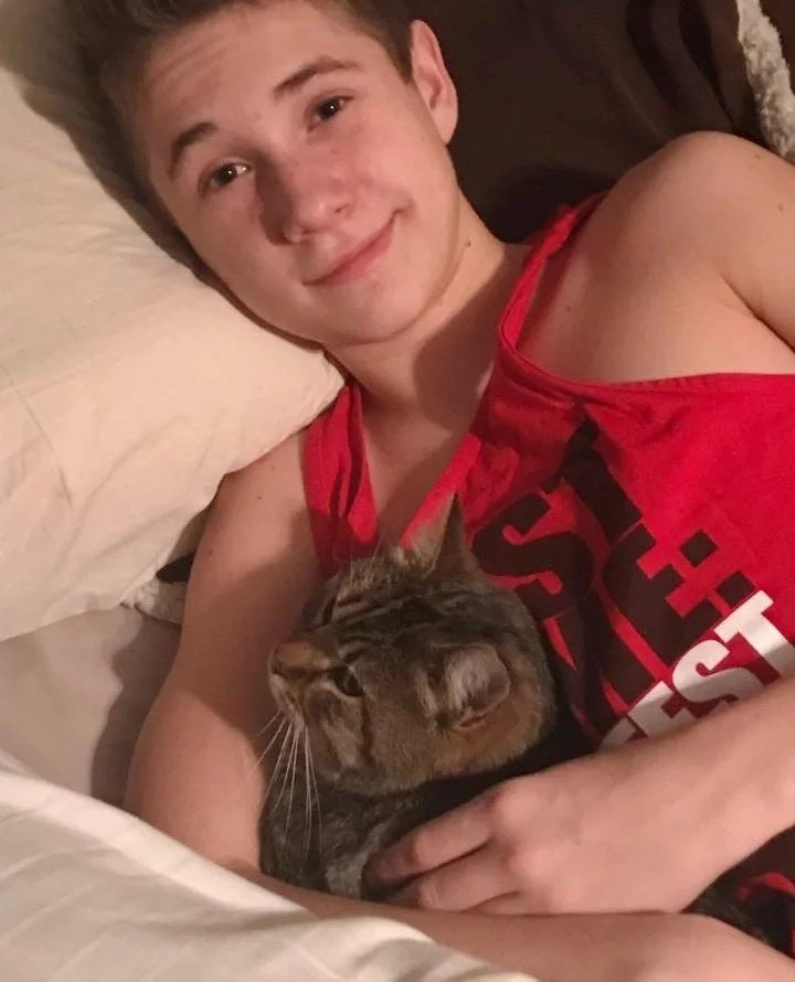 14-Year-Old Kid Risks His Life To Save Cat Hanging Over The Bridge, But It's Not The End Of It... 14-Year-Old Kid Risks His Life To Save Cat Hanging Over The Bridge, But It's Not The End Of It...