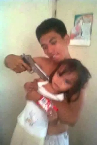 Netizens bash father for outrageous 'gunpoint' photo Netizens bash father for outrageous 'gunpoint' photo