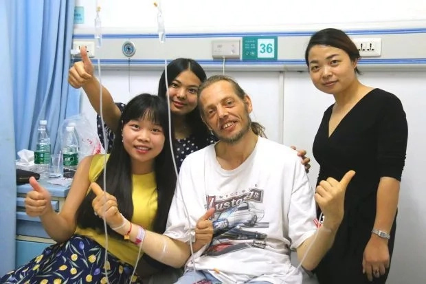 Man waits to meet his Chinese love for 10 days in airport Man waits to meet his Chinese love for 10 days in airport