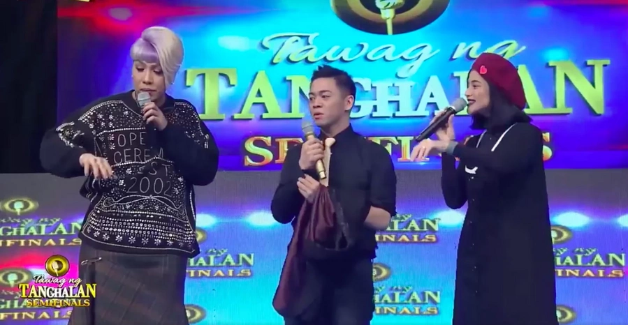 Nakakadiri naman talaga! Hilarious video of Anne Curtis running off stage after a fly landed on Vice Ganda's mouth Nakakadiri naman talaga! Hilarious video of Anne Curtis running off stage after a fly landed on Vice Ganda's mouth