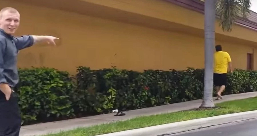 Watch this video of a fat shoplifter attempting to escape pursuit Watch this video of a fat shoplifter attempting to escape pursuit