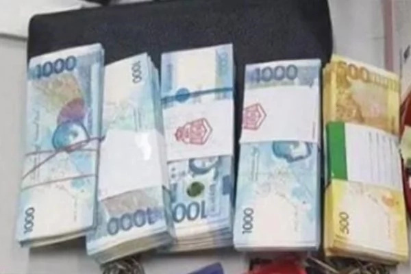 A Good Deed Deserves To Be Celebrated & Lauded. An Honest Security Guard Has Gone Viral Today As He Returns A Bag Filled With Half A Million Cash. A Good Deed Deserves To Be Celebrated & Lauded. An Honest Security Guard Has Gone Viral Today As He Returns A Bag Filled With Half A Million Cash.