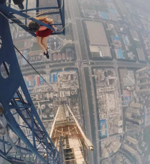 Watch this russian couple climb the tallest crane in the world! Watch this russian couple climb the tallest crane in the world!