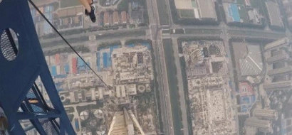 Watch this couple climb the tallest crane in the world in this vertigo-inducing video!