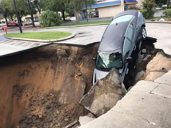 Elderly couple falls into a sinkhole Elderly couple falls into a sinkhole