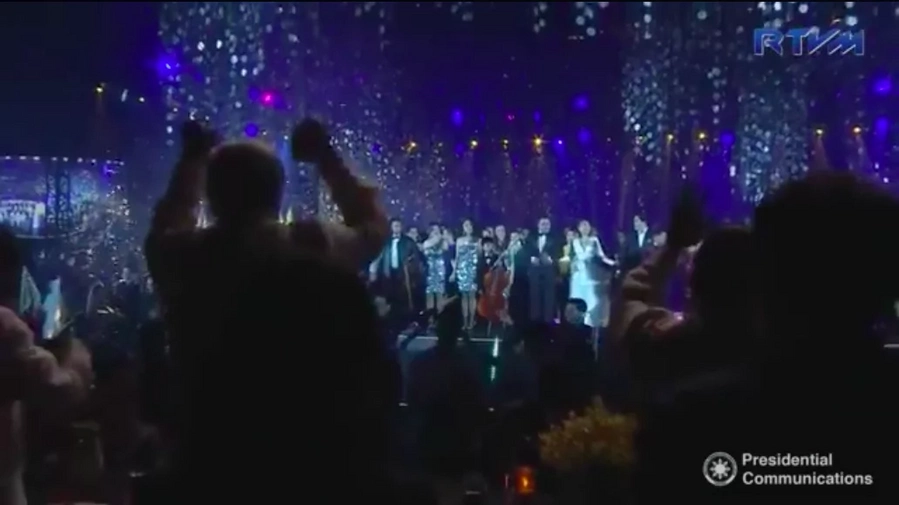 Trump gives standing ovation to Filipino performers at ASEAN gala dinner Trump gives standing ovation to Filipino performers at ASEAN gala dinner