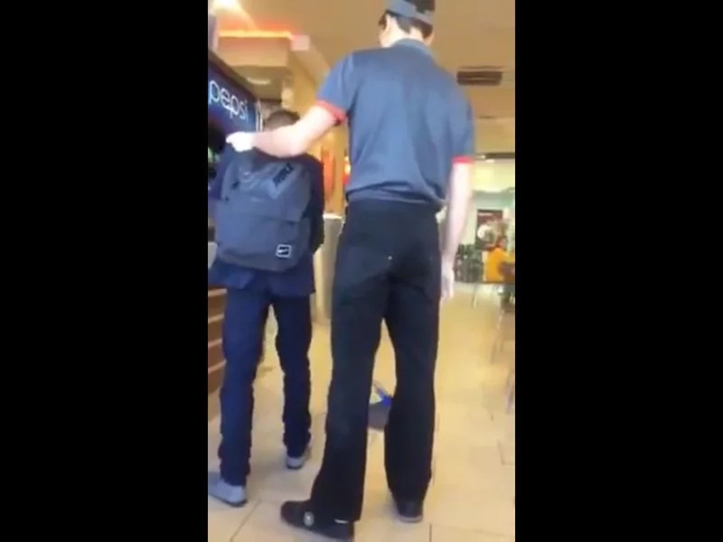 This Burger King employee punishes kids for laughing at him This Burger King employee punishes kids for laughing at him