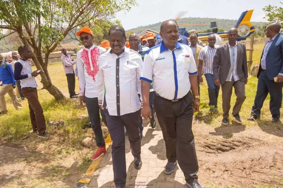 Photos of Raila and Ruto hugging in Bomet light up the internet