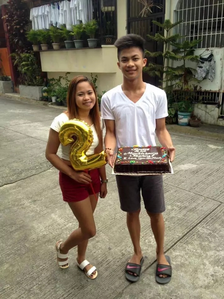 Girl goes viral for giving cake to boyfriend every monthsary Girl goes viral for giving cake to boyfriend every monthsary