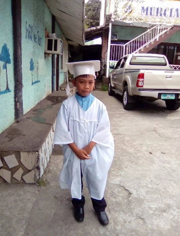 This child graduated grade school after being half-paralyzed due to a terrible accident This child graduated grade school after being half-paralyzed due to a terrible accident