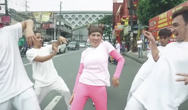 Ai-ai Delas Alas dances on the street with a crew Ai-ai Delas Alas dances on the street with a crew