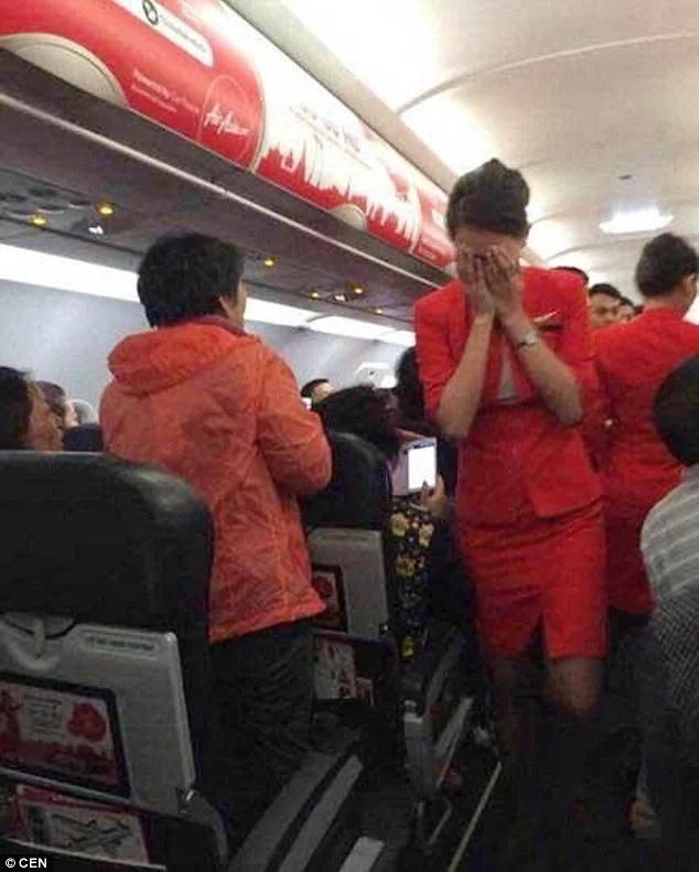 Flight attendant cries in pain after having a heated conflict with a passenger. Soon, the plane called for an emergency landing ... Flight attendant cries in pain after having a heated conflict with a passenger. Soon, the plane called for an emergency landing ...