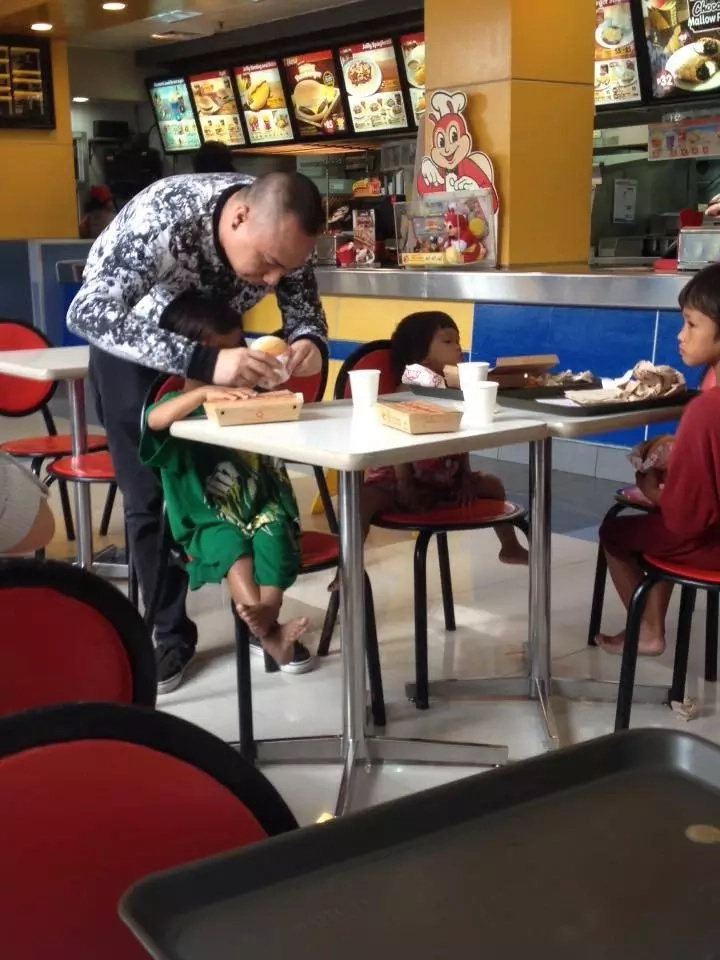 Mabuti ang kalooban! Viral photo of a man feeding street kids and eating with them earned praises from netizens Mabuti ang kalooban! Viral photo of a man feeding street kids and eating with them earned praises from netizens