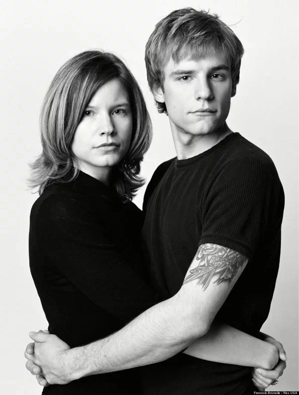 Photographer takes photos of strangers with identical faces Photographer takes photos of strangers with identical faces