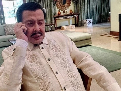 Weak Erap Estrada ends up in hospital days before Christmas because of pneumonia