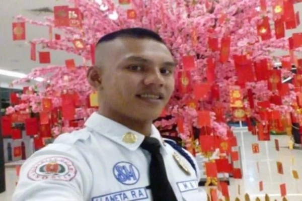A Good Deed Deserves To Be Celebrated & Lauded. An Honest Security Guard Has Gone Viral Today As He Returns A Bag Filled With Half A Million Cash. A Good Deed Deserves To Be Celebrated & Lauded. An Honest Security Guard Has Gone Viral Today As He Returns A Bag Filled With Half A Million Cash.