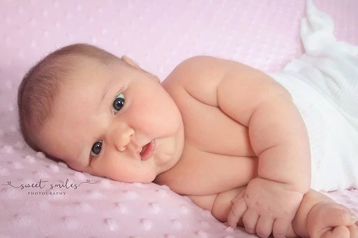 Mother gave birth to a 13.5 lbs (6kg) baby. The baby's so big that she felt like a toddler is coming out of her belly! Mother gave birth to a 13.5 lbs (6kg) baby. The baby's so big that she felt like a toddler is coming out of her belly!