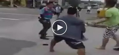 Mga hari ng kalsada: Violent motorcycle riders get into wild fist fight with brave traffic enforcer