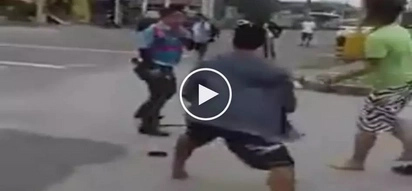 Mga hari ng kalsada: Violent motorcycle riders get into wild fist fight with brave traffic enforcer