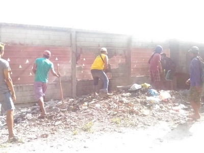 Farmers tears down concrete wall to gain entry in Hacienda Luisita