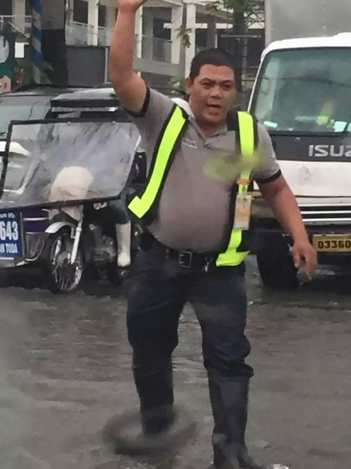 Traffic enforcer receives praise from netizens Traffic enforcer receives praise from netizens