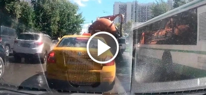 Poop truck explodes on the full road, sending poop water flying everywhere (video)