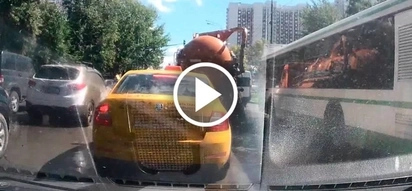 Poop truck explodes on the full road, sending poop water flying everywhere (video)
