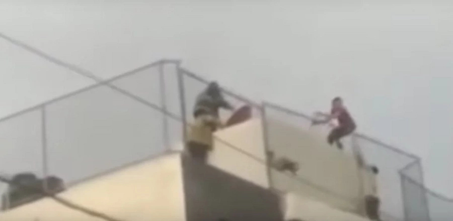 Video shows how a man kills himself jumping from the fifth floor of a building in Dominican Republic Video shows how a man kills himself jumping from the fifth floor of a building in Dominican Republic
