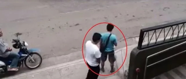 Snatcher returns stolen wallet to man after seeing CCTV cameras Snatcher returns stolen wallet to man after seeing CCTV cameras