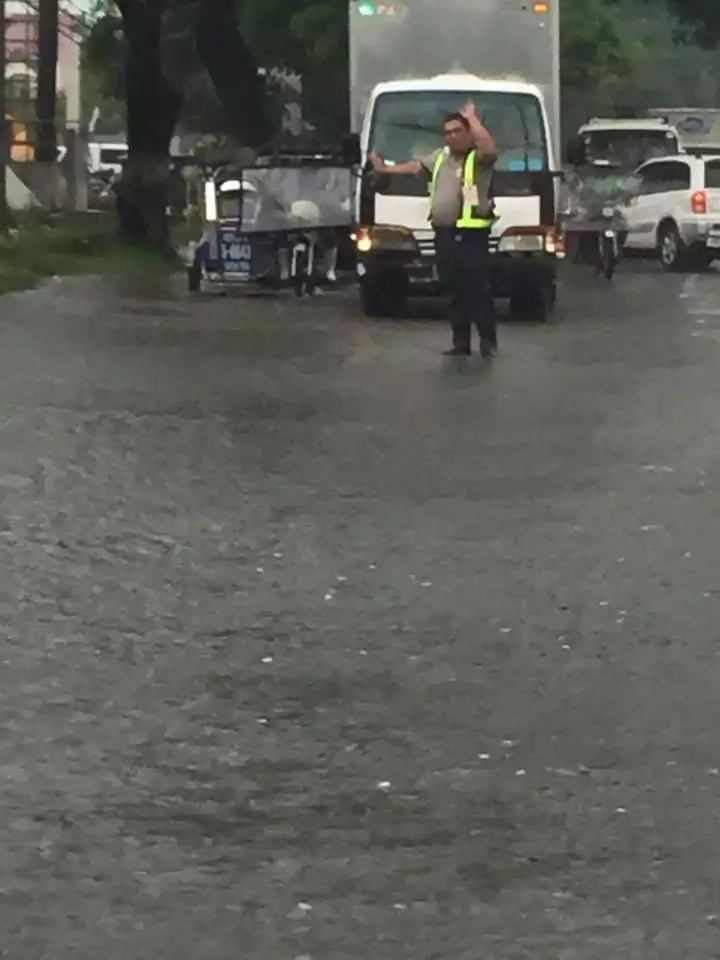 Traffic enforcer receives praise from netizens Traffic enforcer receives praise from netizens