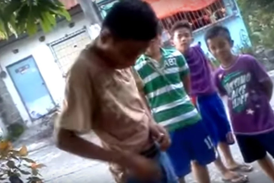 That was gross! Pinoy kid touches dog poop for P20 That was gross! Pinoy kid touches dog poop for P20