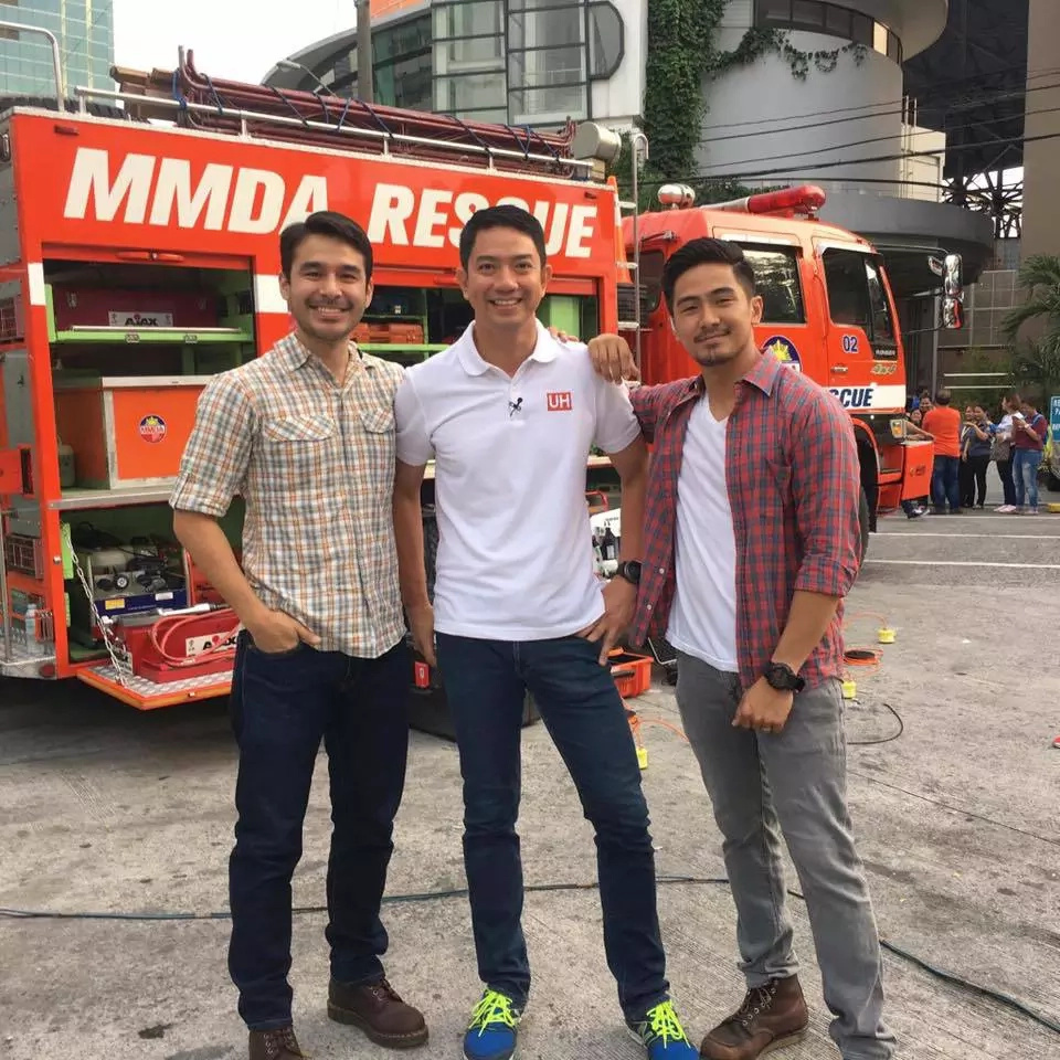 A photo of 3 reporters from different TV networks went viral A photo of 3 reporters from different TV networks went viral
