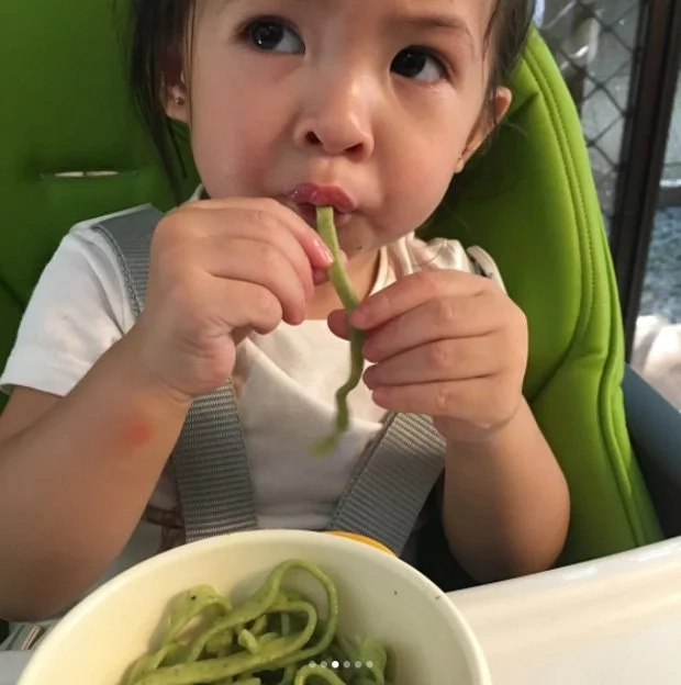 Judy Ann gives veggie noodles to Luna Judy Ann gives veggie noodles to Luna