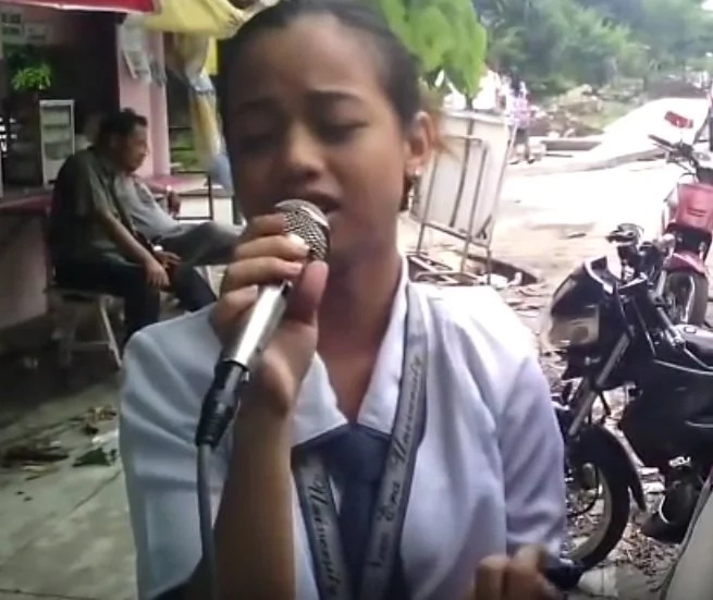She grabbed the microphone and everyone was stunned! Pinay singer went viral after this amazing performance She grabbed the microphone and everyone was stunned! Pinay singer went viral after this amazing performance