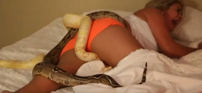 Girlfriend Absolutely Freaks Out From This Horrifying Snakes Prank