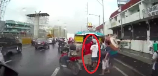 Snatchers attack during rush hour by pretending a passenger Snatchers attack during rush hour by pretending a passenger