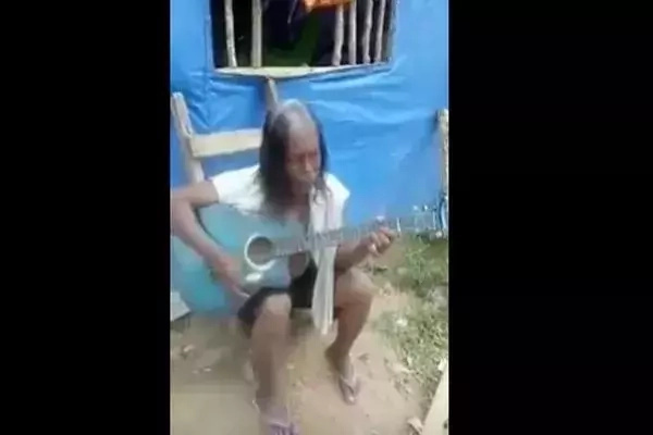 Netizens spotted a homeless singer who literally made everyone crying. Credits: Youtube Netizens spotted a homeless singer who literally made everyone crying. Credits: Youtube