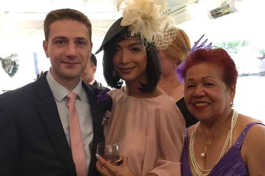 Comedian Ate Glow marries British bf Comedian Ate Glow marries British bf