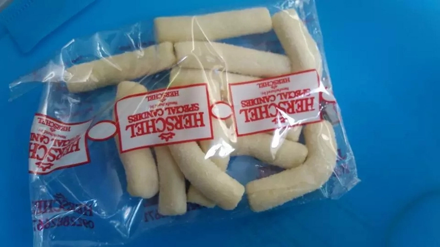 90-year-old woman still sells candies at govenment offices despite age, netizens call out her family and authorities to respond 90-year-old woman still sells candies at govenment offices despite age, netizens call out her family and authorities to respond