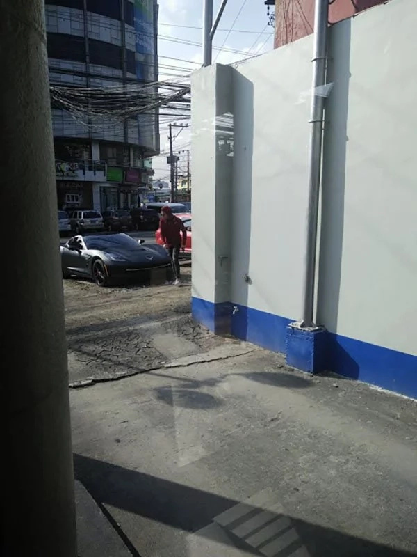Nawindang si ate! Girl taking a photo of an expensive car got shocked to see the driver coming out of the car Nawindang si ate! Girl taking a photo of an expensive car got shocked to see the driver coming out of the car