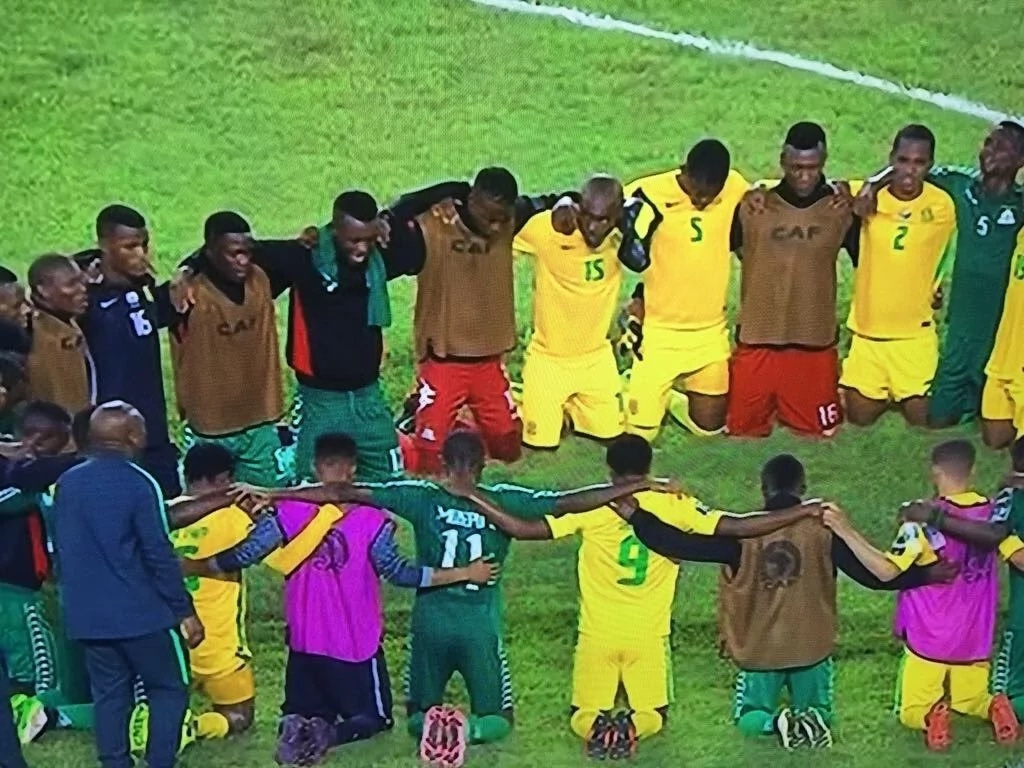 Heartwarming 1:0! Zambia and South Africa players PRAY TOGETHER after football match (photos, video)