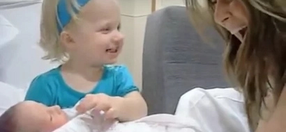 Little girl meets newborn brother for the first time, can't help but exclaim "baby!" repeatedly