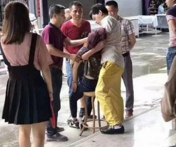 Tourist tried a bracelet on and broke it. She faints after finding out it costed 300,000 yuan. Tourist tried a bracelet on and broke it. She faints after finding out it costed 300,000 yuan.