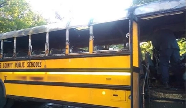 School bus suddenly caught fire on a small road. It was too late to wait for the firefighters, so this woman decided to help these burning children.. School bus suddenly caught fire on a small road. It was too late to wait for the firefighters, so this woman decided to help these burning children..